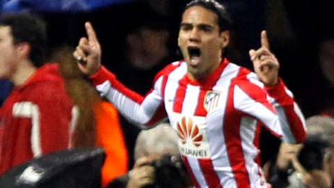 El delantero colombiano Radamel Falcao, del Atlético de Madrid, celebra un gol marcado en el estadio Vicente Calderón, de su club.