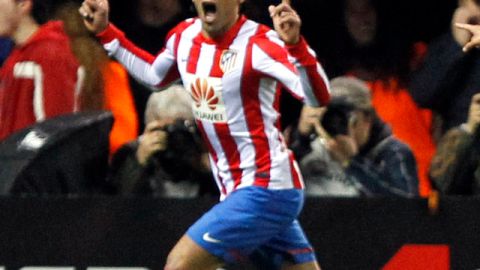 El delantero colombiano Radamel Falcao, del Atlético de Madrid, celebra un gol marcado en el estadio Vicente Calderón, de su club.