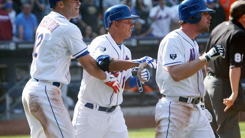 Scott Hairston, Rubén Tejada y Daniel Murphy (de izq-der), celebran la victoria de los Mets ayer sobre los Gigantes de San Francisco, mientras el catcher de San Francisco, Buster Posey (d), discute con el umpire Doug Eddings.