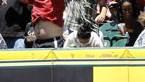 Andre Ethier queda sentado en la grama  luego de no poder atrapar el grand slam  de Jordan Schafer.