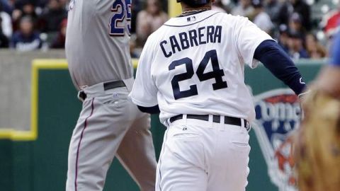 Mike Nápoli logra detener un tiro alto  y saca en primera a Miguel Cabrera.