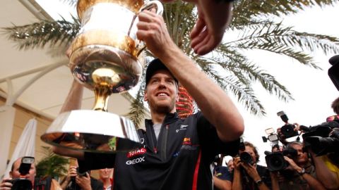 Vettel alza su trofeo tras estrenarse en el Gran Premio de Bahrein.