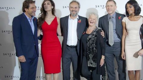 Javier Bardem es el villano de Skyfall (i),dirigida por Sam Mendes (tercero izq.), producida por Barbara Broccoli y Michael G. Wilson (dos de la der.) y en la que también actúan, empezando por la izq., Berenice Marlohe, Judi Dench, Daniel Craig y Naomi Harris.