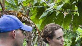 Angelina Jolie se encuentra con  Plinio, un agricultor colombiano, como parte de la visita que hizo la actriz a un grupo de refugiados en la frontera con Ecuador.