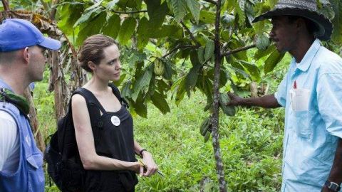 Angelina Jolie se encuentra con Plinio, un agricultor colombiano, como parte de la visita que hizo la actriz a un grupo de refugiados en la frontera con Ecuador.