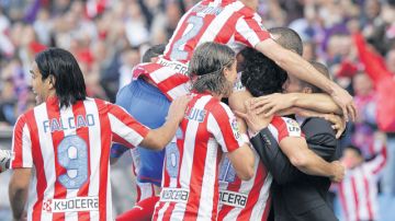 Los jugadores del Atlético de Madrid  celebran uno de los goles de la victoria de ayer por 3-1 sobre el Espanyol.