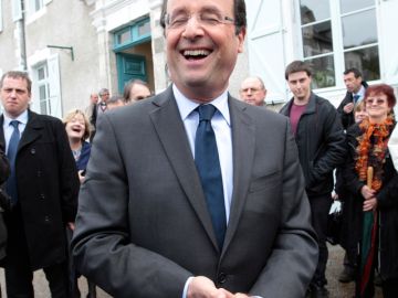 El candidato socialista François Hollande  de visita en un centro electoral.