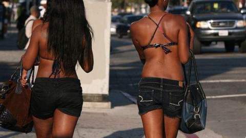 Según denuncian sus residentes, la zona se ha convertido en un burdel ambulante, donde los clientes utilizan sus propios vehículos para tener sexo con prostitutas durante los fines de semana.