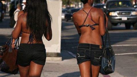 Según denuncian sus residentes, la zona se ha convertido en un burdel ambulante, donde los clientes utilizan sus propios vehículos para tener sexo con prostitutas durante los fines de semana.