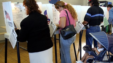 La batalla por convencer a los latinos de que voten por alguno de ellos ya comenzó; serán 6 largos meses hasta noviembre.