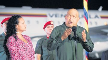 Hugo  Chávez y su hija Rosa antes de viajar  a Cuba para tratamiento del cáncer.