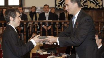 El príncipe de Asturias entrega a Cristóbal Ugarte, nieto de Nicanor Parra, el Premio Cervantes concedido al poeta chileno.