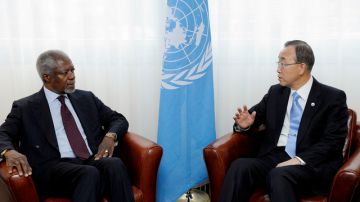 El secretario general de Naciones Unidas Ban Ki-moon y el enviado especial conjunto de la ONU y la Liga Árabe Kofi Annan.