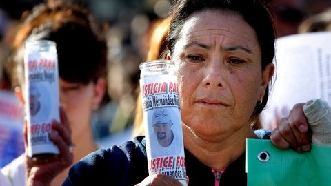 Una mujer porta una foto de Anastasio Hernández durante una manifestación.