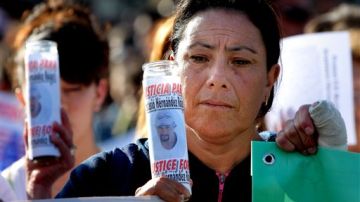Una mujer porta una foto de Anastasio Hernández durante una manifestación.
