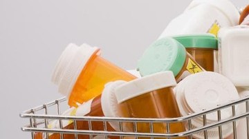 Muchos ahorran con   tarjetas de descuento de las farmacias.