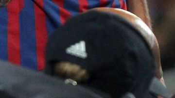 Piqué quedó tendido en el suelo al chocar con el portero del Barsa, Víctor Valdés, cuando ambos disputaban un balón con el delantero del club inglés, Didier Drogba.