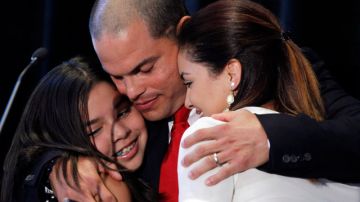 Iván Rodríguez abraza a sus hijas Ivanna Sofía (izq.) y Amanda Christine (der.) durante la conferencia de prensa de  ayer.