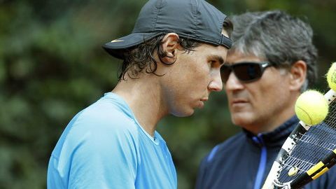 Rafael Nadal (izq.) junto a su tío y entrenador Toni Nadal durante el entrenamiento que realizó ayer en Barcelona.