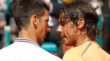 Novak Djokovic (izq.) y Rafael Nadal (der.) tras la final en Montecarlo.