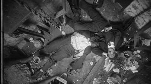 Los cuerpos del operador Robert Green y del ingeniero Jacob Jagendorf, en el cubo de un elevador en NYC.