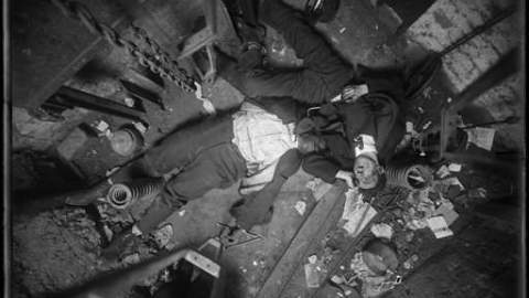 Los cuerpos del operador Robert Green y del ingeniero Jacob Jagendorf, en el cubo de un elevador en NYC.