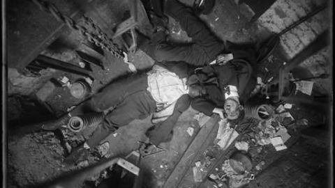 Los cuerpos del operador Robert Green y del ingeniero Jacob Jagendorf, en el cubo de un elevador en NYC.