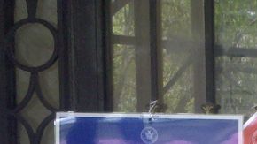 Manuel Guzmán, inspector electoral del Partido Republicano, del que es afiliado desde 1969, a las puertas del colegio electoral situado en el 870 de Riverside Drive, en Washington Heights.