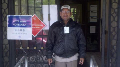 Manuel Guzmán, inspector electoral del Partido Republicano, del que es afiliado desde 1969, a las puertas del colegio electoral situado en el 870 de Riverside Drive, en Washington Heights.