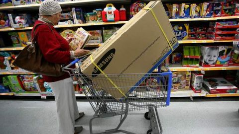 Un cliente busca por grandes descuentos en una tienda Walmart, en California.