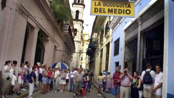 La Bodeguita del Medio, fundada en 1942, está ubicada en la calle Empedrado, del Centro Histórico de La Habana.