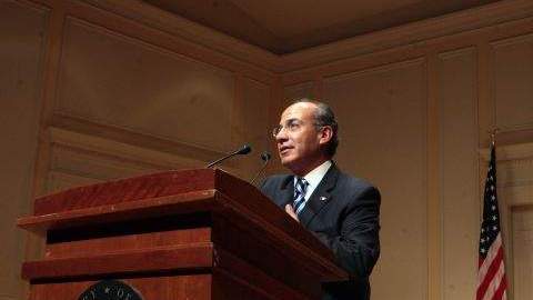 El presidente Felipe Calderón afirmó que la delincuencia organizada es un desafío internacional cuyo combate requiere un nuevo “enfoque” en el que cada país asuma su responsabilidad.