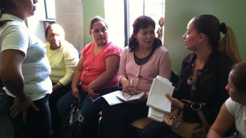 Maurita Maximino (de pie) escucha a sus compañeras de la cooperativa Ecomundo Cleaning, durante un taller sobre cómo tomar decisiones en consenso.