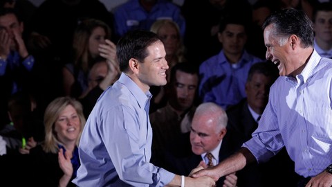 El virtual candidato presidencial republicano, Mitt Romney, estrecha la mano del senador Marco Rubio (R-Florida), un posible compañero de fórmula.