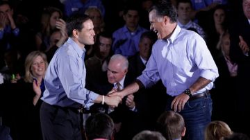 El virtual candidato presidencial republicano, Mitt Romney, estrecha la mano del senador Marco Rubio (R-Florida), un posible compañero de fórmula.