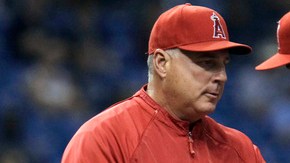 Scioscia le recibe  la bola a Ervin Santana (centro) que no ha podido ganar en cuatro aperturas este año. El catcher es Chris Iannetta.