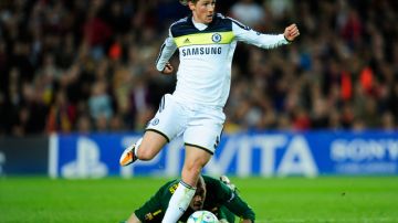 Fernando Torres, de Chelsea, se apresta a anotar ayer el gol decisivo.