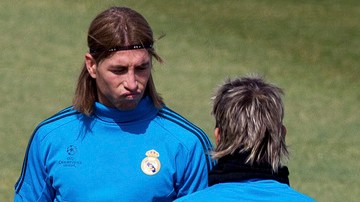 Xabi Alonso (der.) se dirige a Sergio Ramos (izq.) en la práctica efectuada ayer por el Real Madrid con miras a su crucial encuentro de hoy con Bayern Munich.