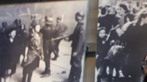 Jóvenes judíos observan imágenes de los campos de concentración durante una visita al Museo Yad Vashem del Holocausto, en Jerusalén, Israel, el 18 de abril