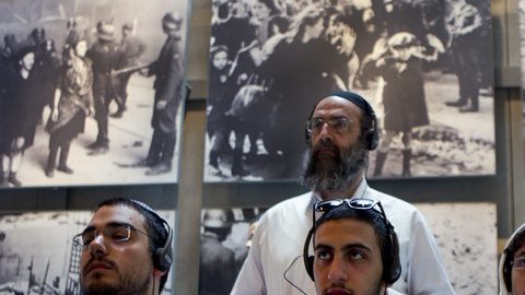 Jóvenes judíos observan imágenes de los campos de concentración durante una visita al Museo Yad Vashem del Holocausto, en Jerusalén, Israel, el 18 de abril