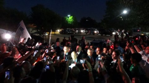 El presidente de México Felipe Calderón habló con manifestantes mexicanos durante su visita a Houston.