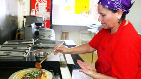 María Villareal, propietaria de 'El Burrito Loco' y presidenta de la Cámara de Comercio Latina de Compton.