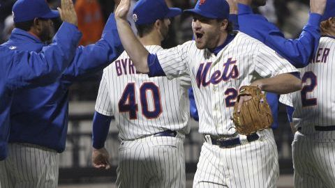 Daniel Murphy celebra con su equipo.