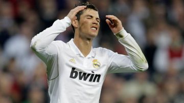 Cristiano Ronaldo se lamenta tras fallar ayer su tiro penal ante el Bayern Munich, que  se llevó el pase a la final.