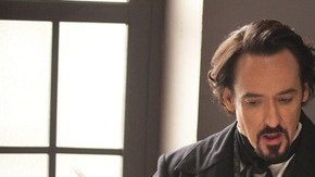 John Cusack (izq.), como Edgar Allan Poe, y Samuel Hazeldine, quien da vida al asistente de su editor, en una escena de 'The Raven', que se estrena mañana.