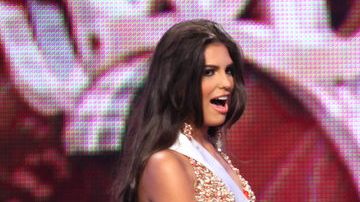 Carlina Durán Baldera (i), momentos antes de ser coronada como Miss República Dominicana. La acompaña,  Dulcita Lieggi Francisco, quien es ya la nueva reina.