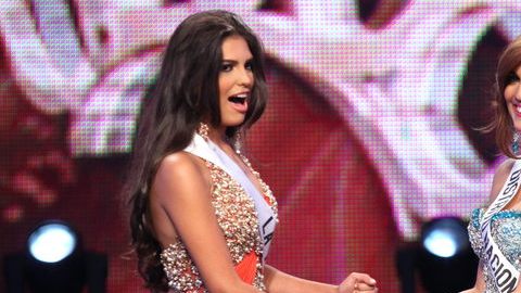 Carlina Durán Baldera (i), momentos antes de ser coronada como Miss República Dominicana. La acompaña,  Dulcita Lieggi Francisco, quien es ya la nueva reina.