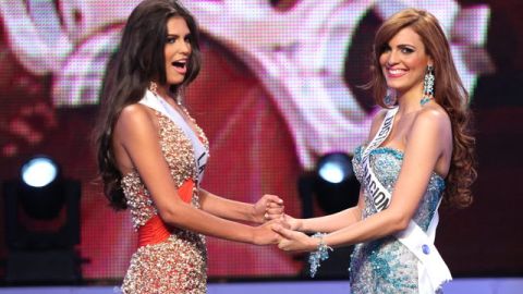 Carlina Durán Baldera (i), momentos antes de ser coronada como Miss República Dominicana. La acompaña, Dulcita Lieggi Francisco, quien es ya la nueva reina.