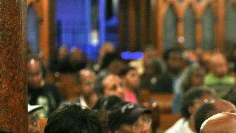 La congregación se queja que los turistas interrumpen los sermones.