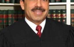 Román reside en El Bronx y todos resaltan su compromiso con el trabajo y la comunidad.